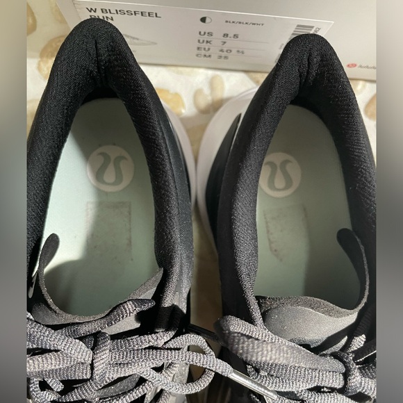 Lululemon Blissfeel Women's
Running Shoe in size 8.5 in black & white - Picture 9 of 9